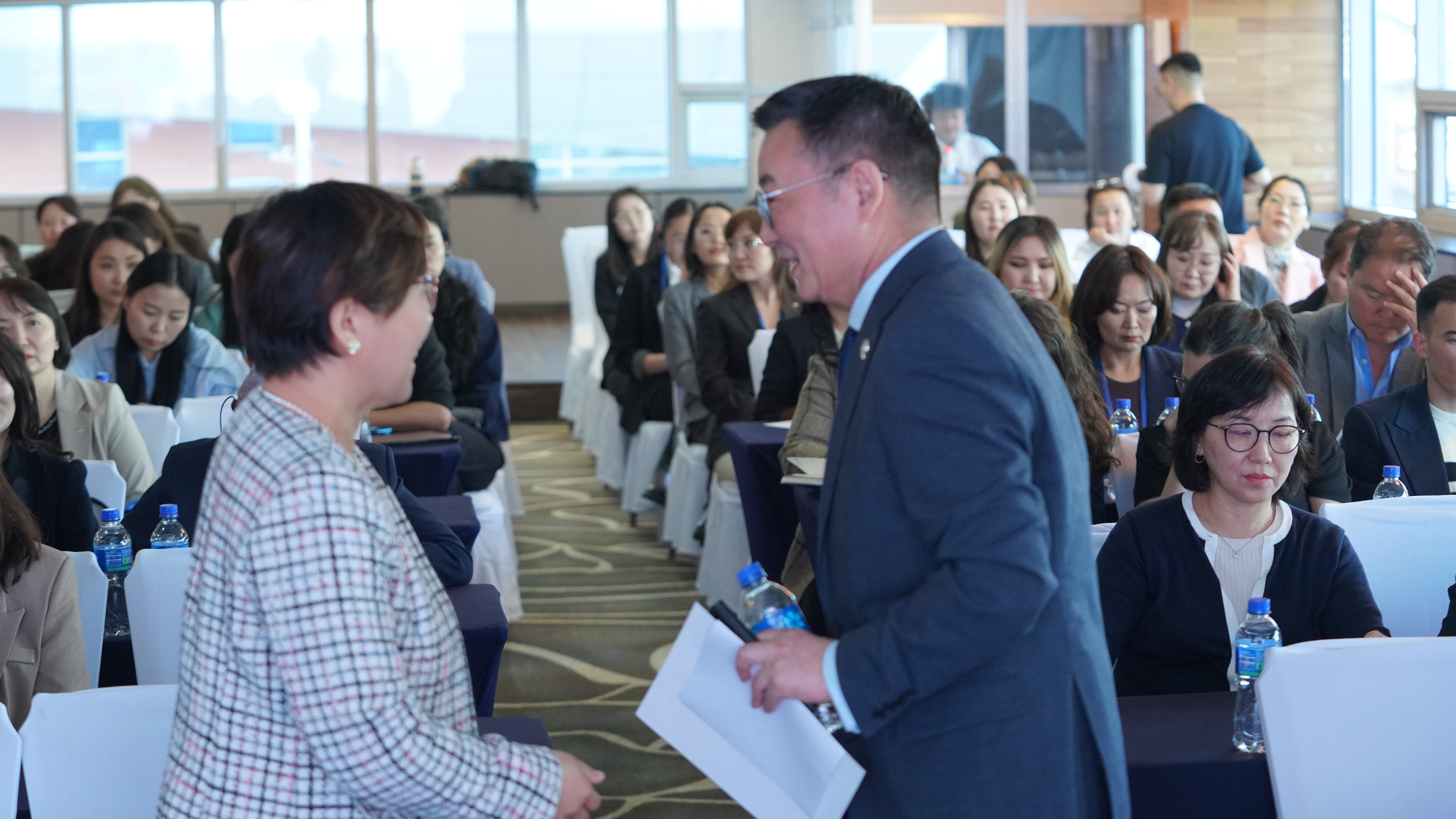 Victoria Zhang, MBA, PhD, interacting with an attendee at the ADLM/MoH workshop