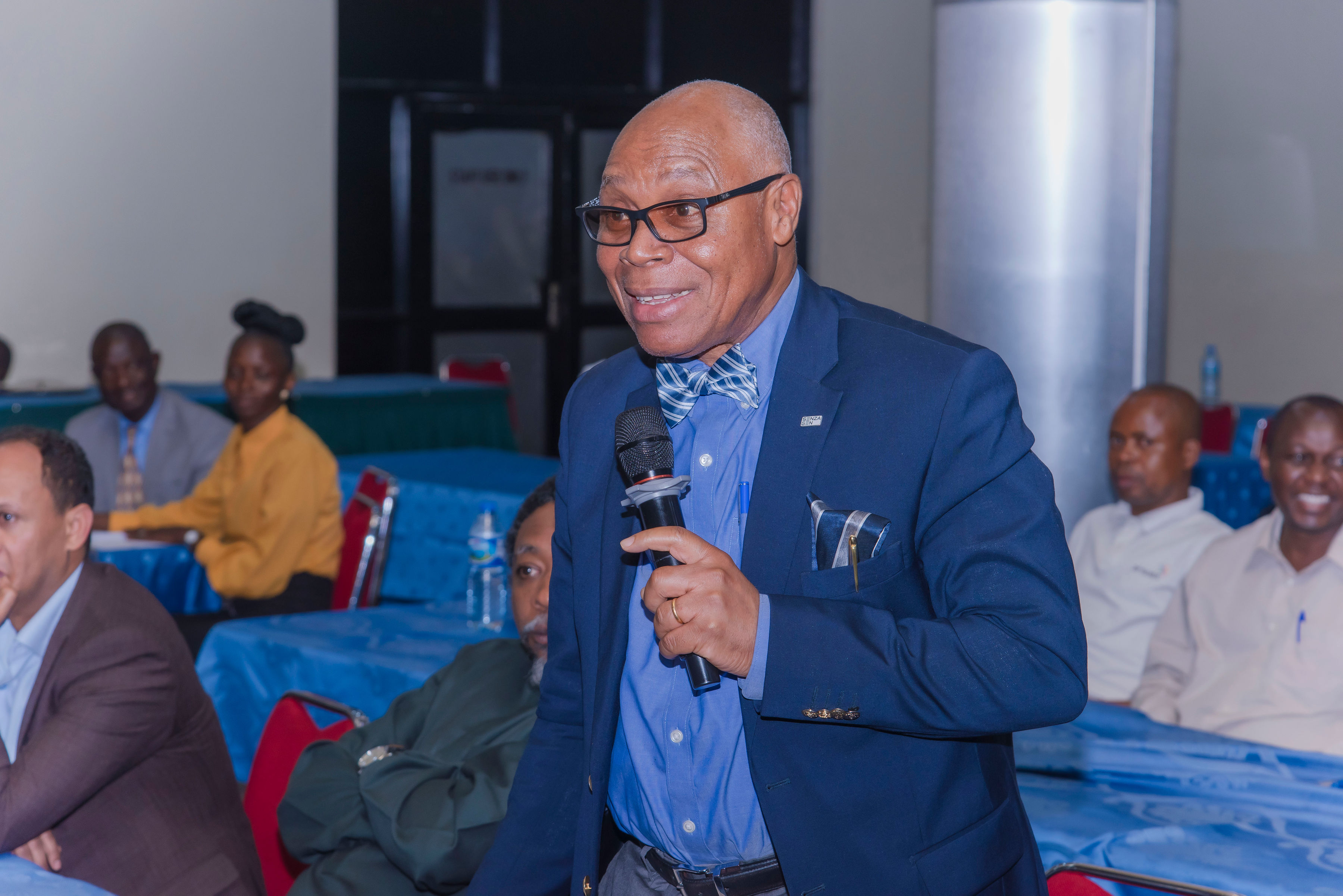 Professor John Anetor interacting with speakers at the ADLM/ACCN workshop in 2025 
